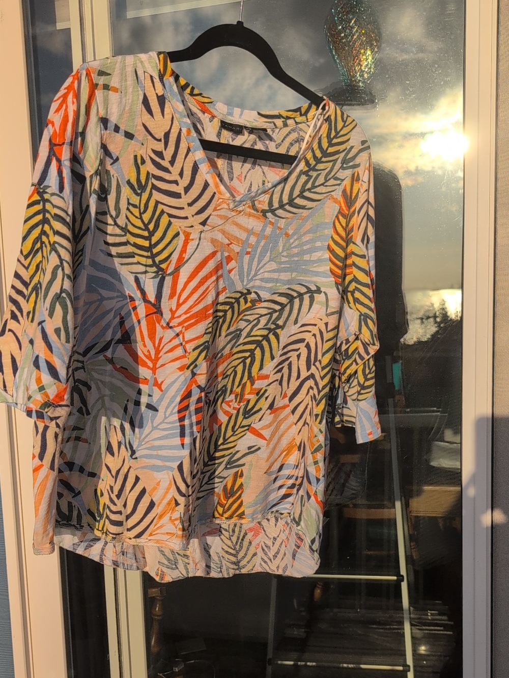Tahari Lightweight Tropical Print V-Neck Women's Top - 2x
